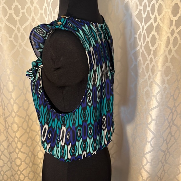 Charlotte Russe crop top with elastic bottom. Gold decor buttons on shoulders. M - Picture 7 of 10